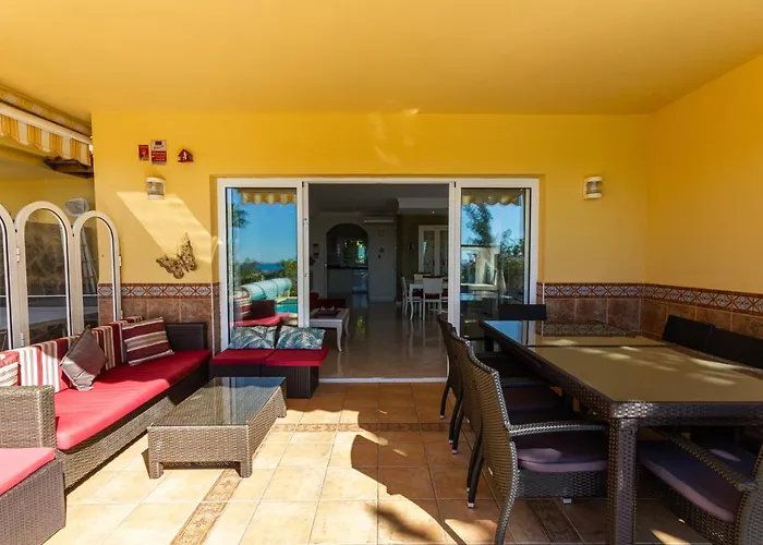 Sea Edge Friendly Holiday Home