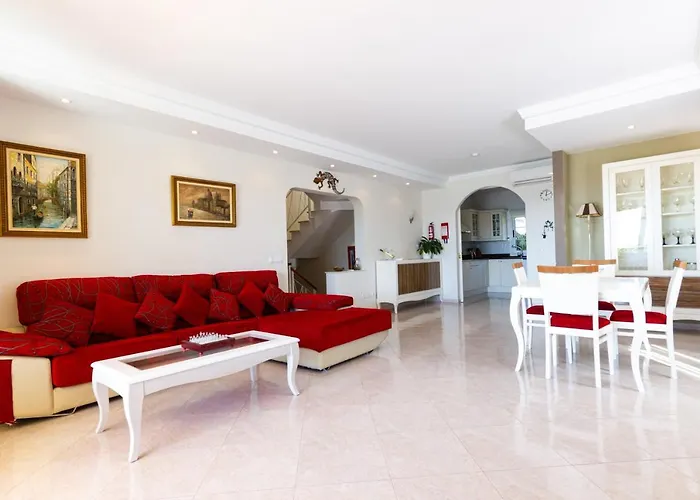 Sea Edge Friendly Holiday Home